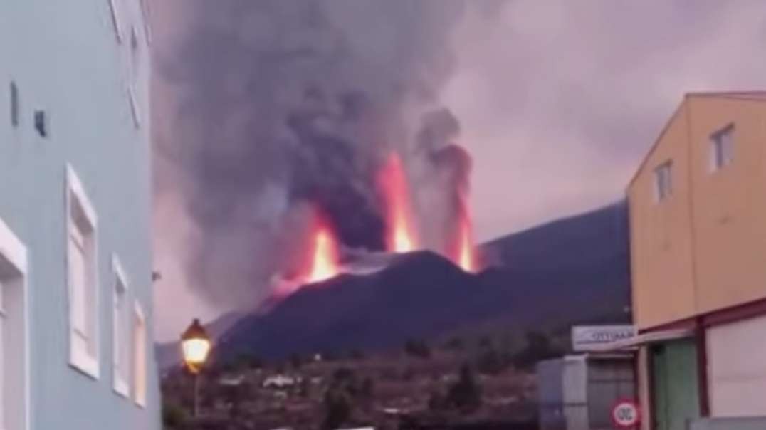 The city is buried in lava and ash! Eruption of Cumbre Vieja volcano in La Palma.mp4