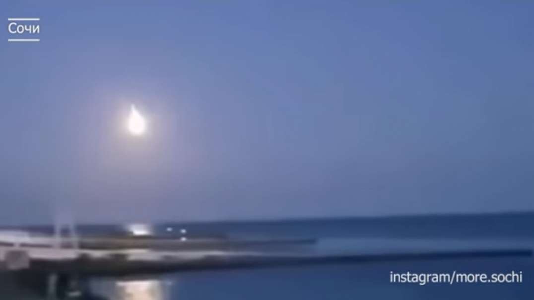 A meteorite fell in Sochi. Video of the fall of a meteor over the Black Sea - flew by and flashed.mp4
