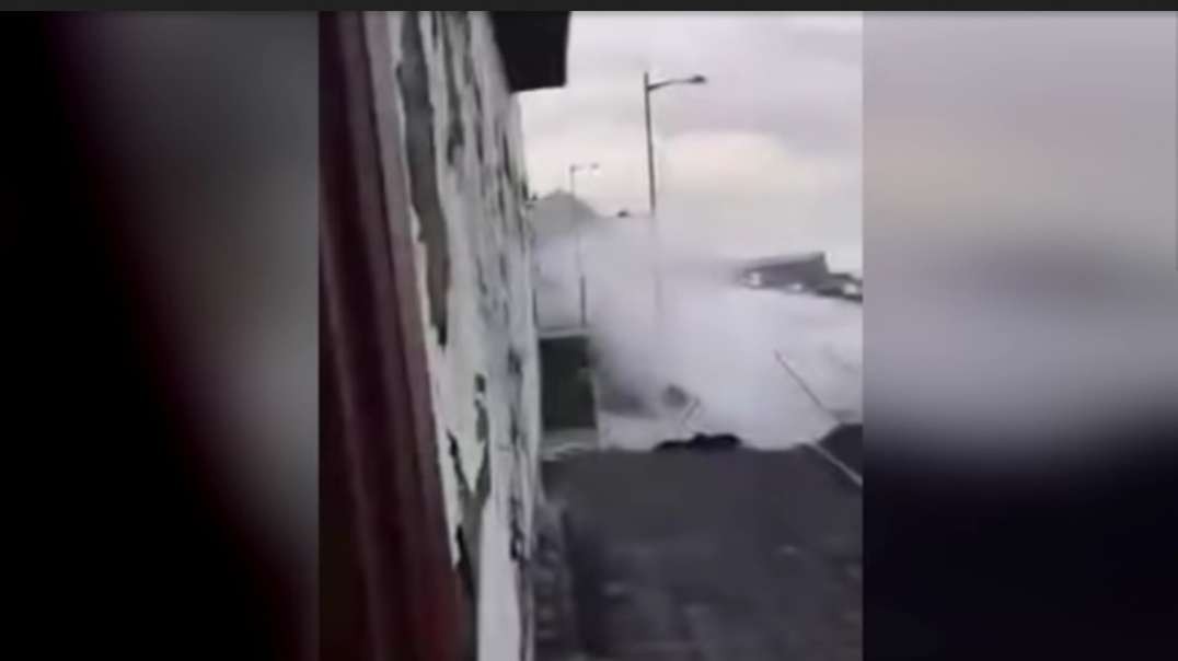 Huge waves wash dozens of cars into the sea! Storm in Garachico, Spain.mp4