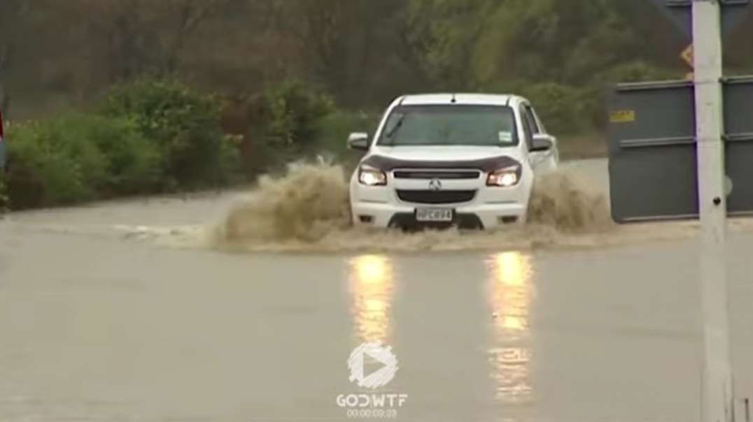 New Zealand is suffering from high water! The city of Levin has been destroyed b.mp4