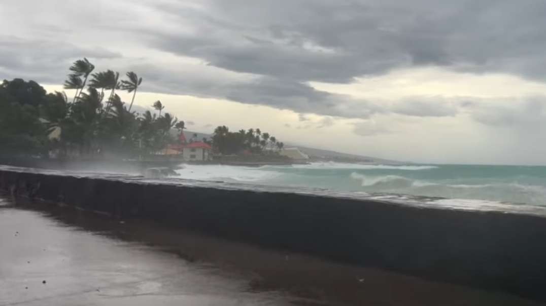 After rare blizzard warning, Hawaii declares state of emergency because of potentially ‘catastrophic’ flooding.mp4