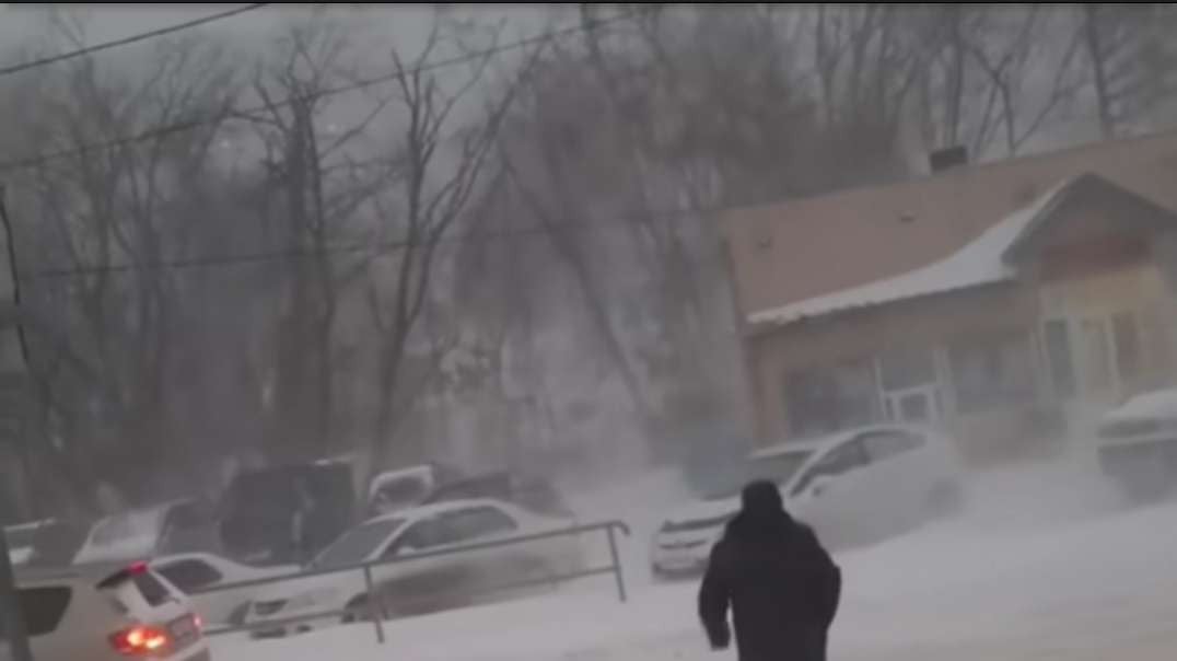 الشوارع اختفت تحت الثلوج !  عاصفة ثلجية شديدة مصحوبة برياح تضرب غرب روسيا وأوكرا.mp4