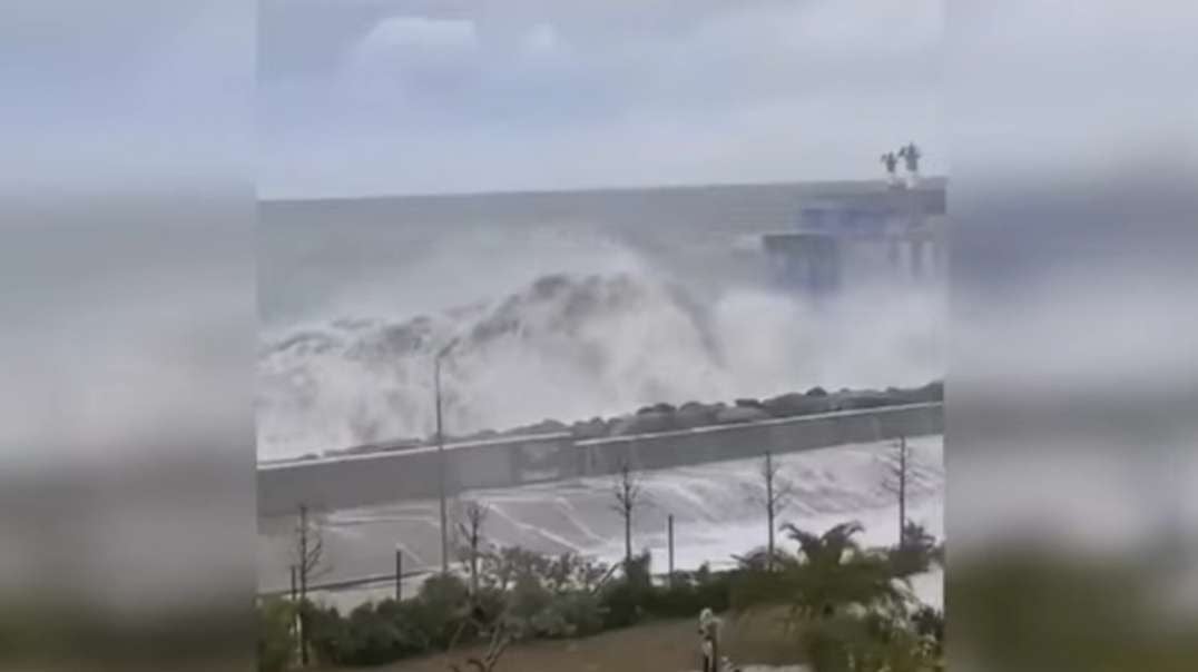 Tsunami hit the resort of Russia! People have been blown away! The embankment ha.mp4
