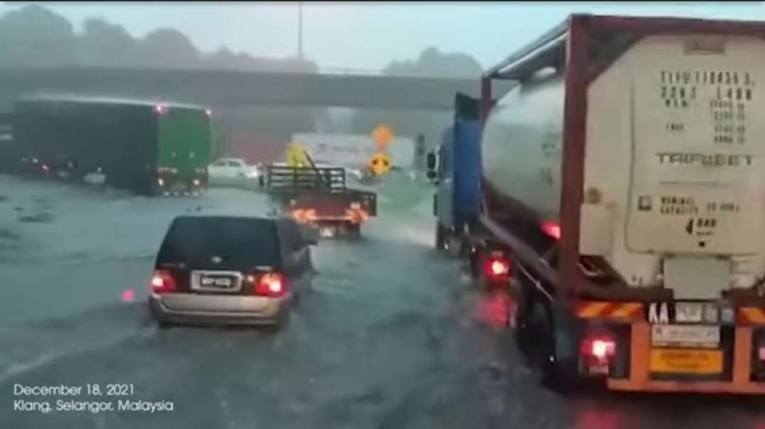 Flooding in Malaysia- Non-stop rain turns Klang into a river, over 50 homes inun.mp4