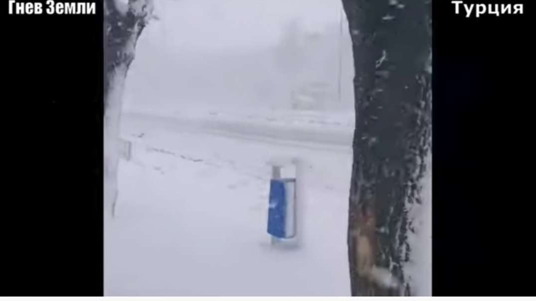 После урагана Турцию накрыл снегопад! Сотни автомобилей застряли на дорогах!.mp4
