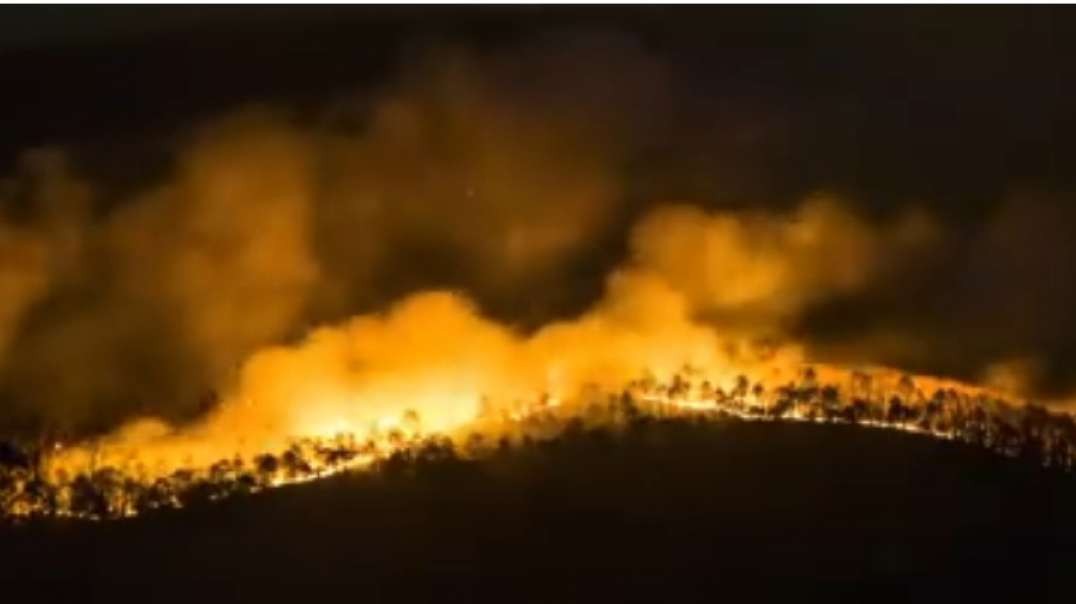 Massive fire on Pilot Mountain, NC doubles in size since Monday with 1,050 acres burnt in 3 days – Windy and dry weather forecast.mp4