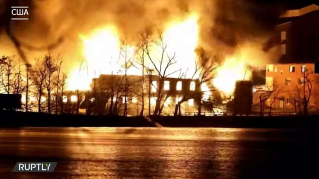 A powerful fire in a warehouse with chemicals in the United States. A chemical plant is ablaze in New D.mp4