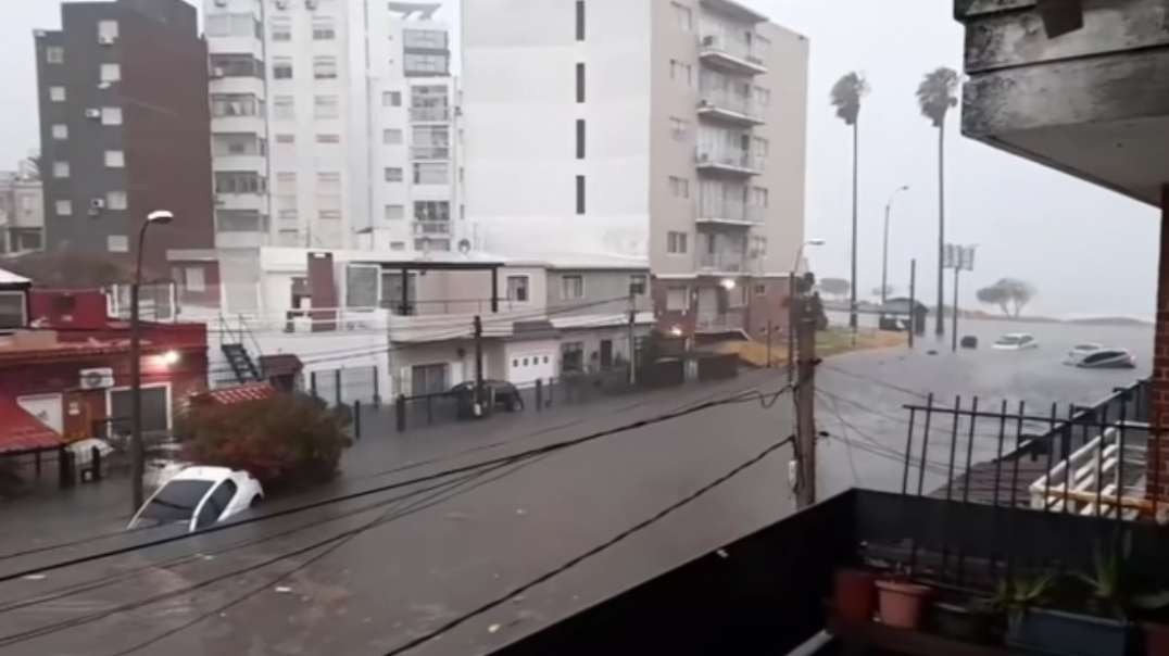 Floods all over Uruguay! The capital under water!  Montevideo is destroyed!.mp4