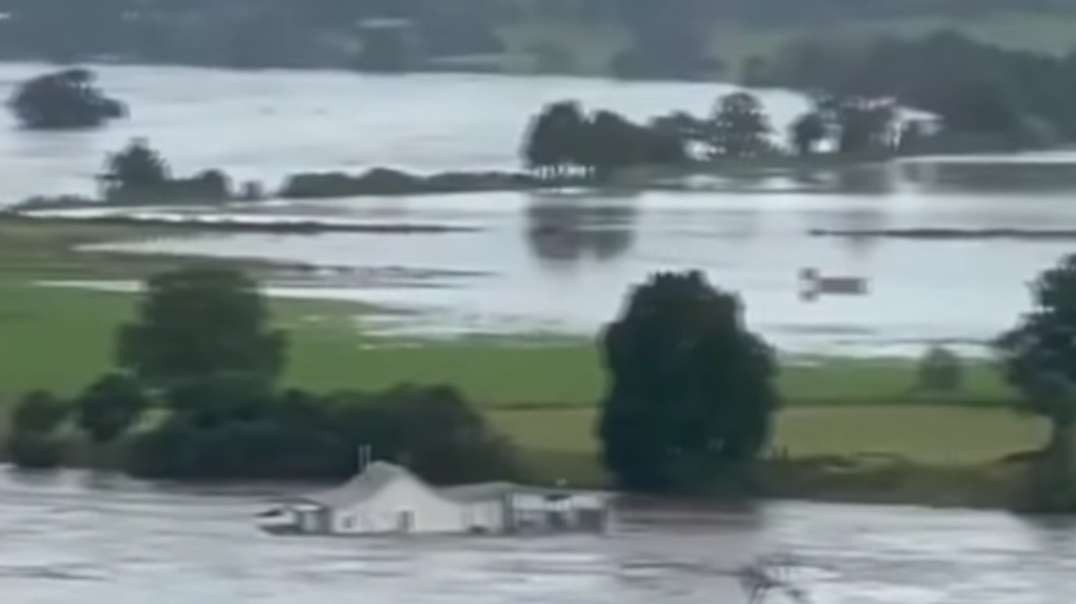 Australia underwater!  Water blows houses into the ocean! Lithgow obliterated by.mp4