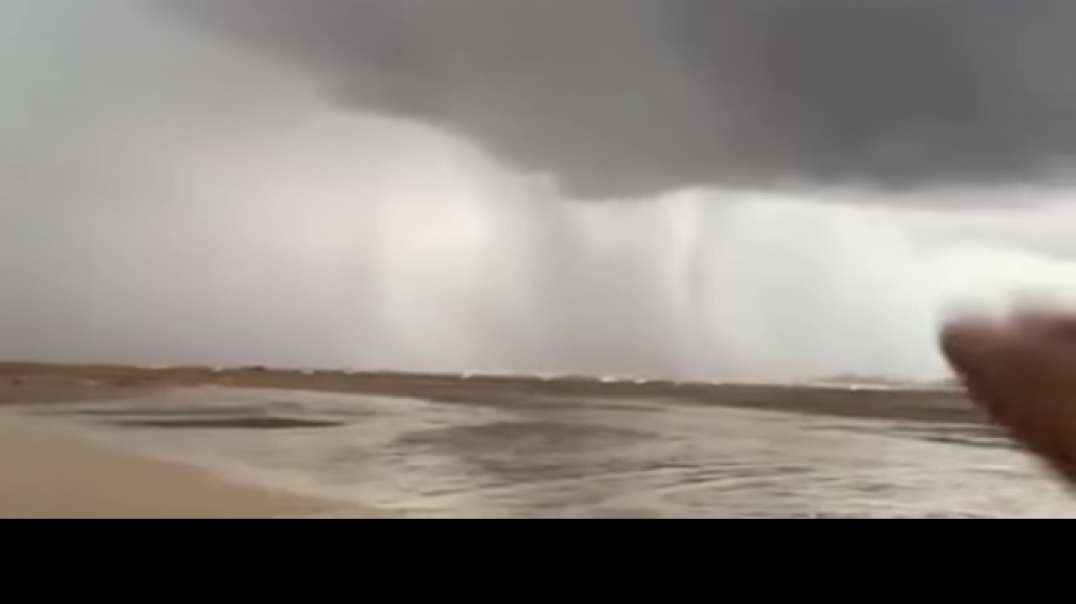 صحراء السعودية تتحول الى عواصف ! سحب ضخمة رهيبة وعاصفة شديدة تضرب السعودية القصي.mp4