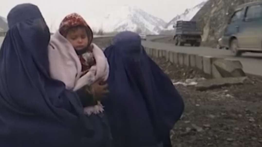 Displaced_Afghan_mother_burns_rags_to_keep_her_child_warm(360p).mp4