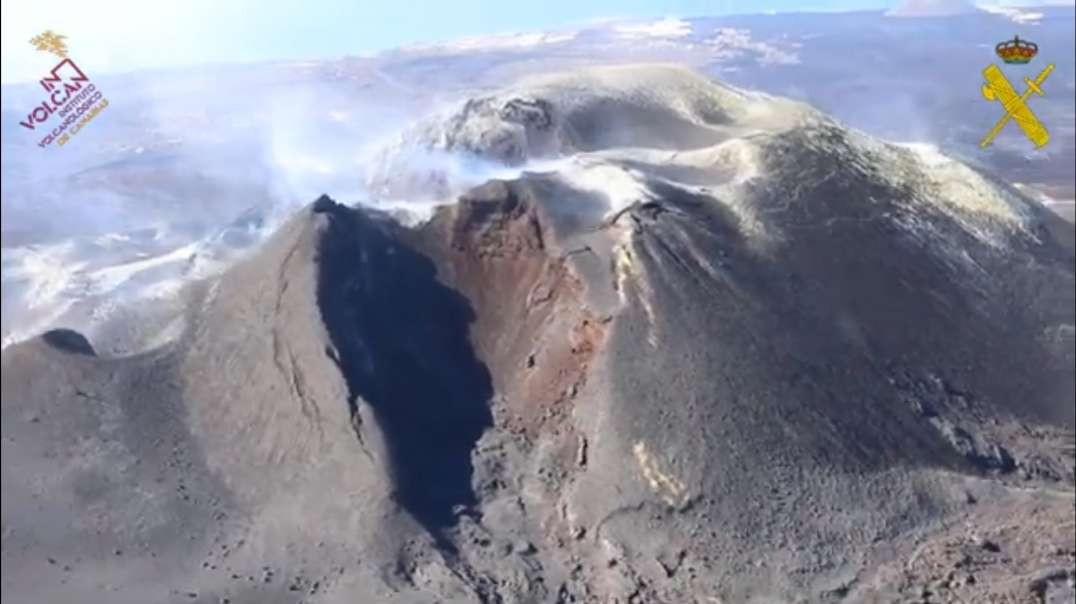 Aerial photography of the Cumbre Vega volcano in the Spanish Canary Islands after a month of calm #Spain 🇪🇦2022