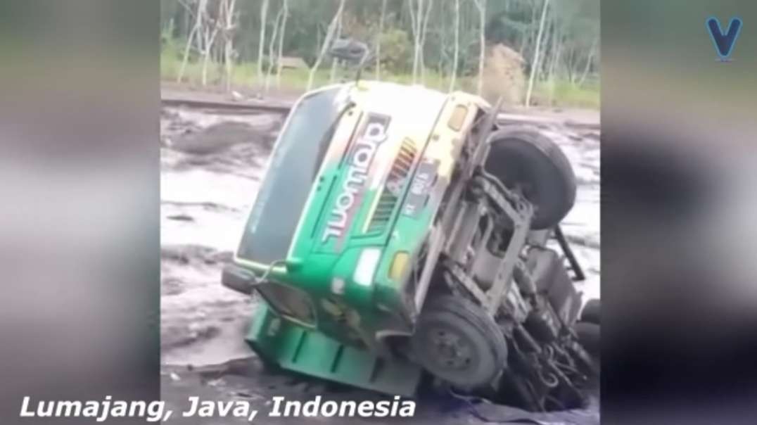 The residents are running away! Flood with lava near the Semeru Volcano, Indones.mp4
