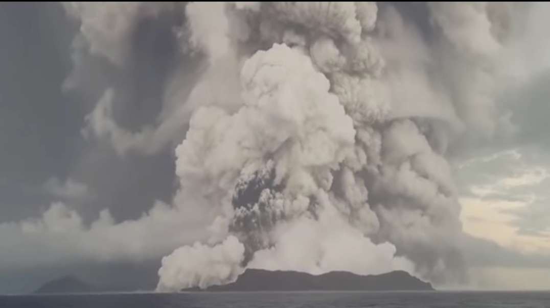 1st Huge Eruption at Hunga Tonga Volcano BEFORE 2nd - Jan. 14, 2022.mp4