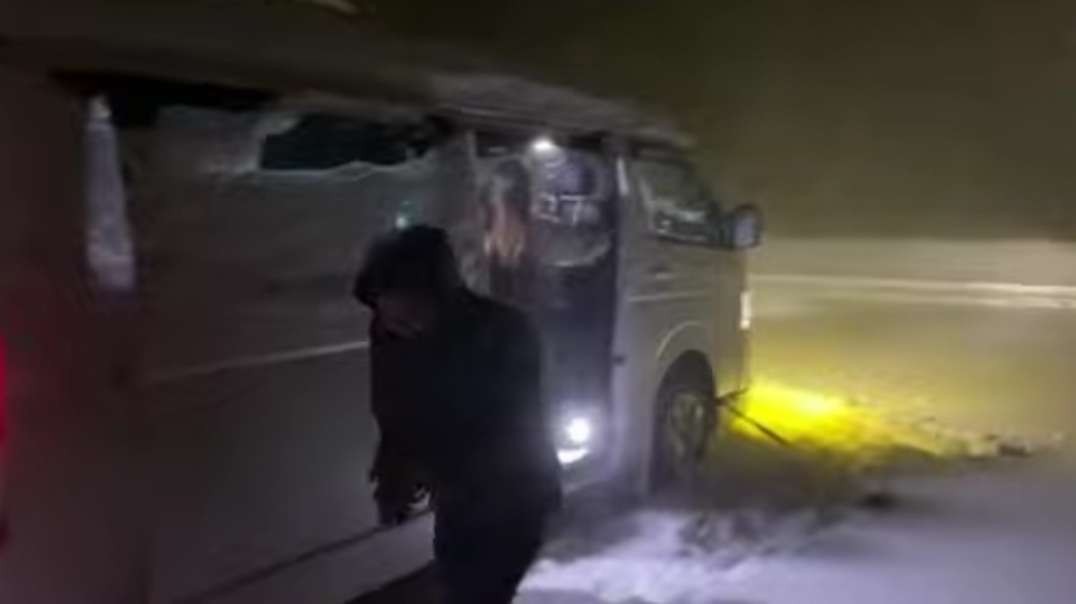 Arctic storm attacks Japan at 100 km-h! Crazy snow storm hits Hokkaido.mp4