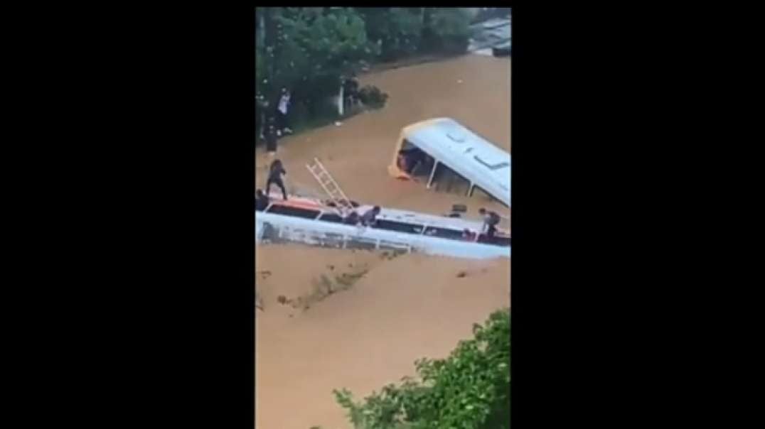 Massive flash flooding and landslide hits city of Petrópolis, north of Rio de Ja.mp4