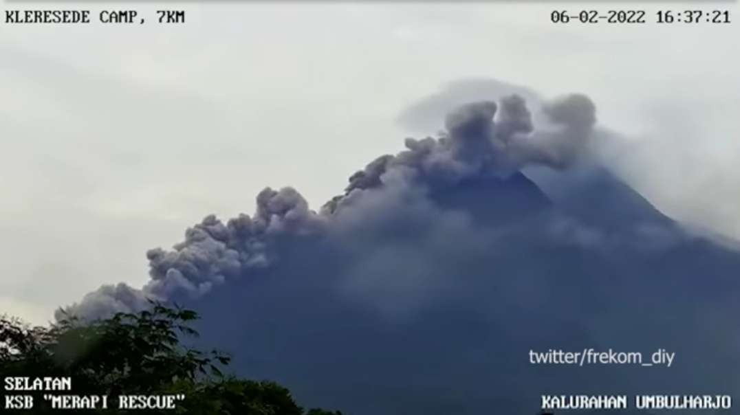 Двойной взрыв вулканов в Индонезии. Извержение Мерапи. Анак-Кракатау рванул и ум.mp4