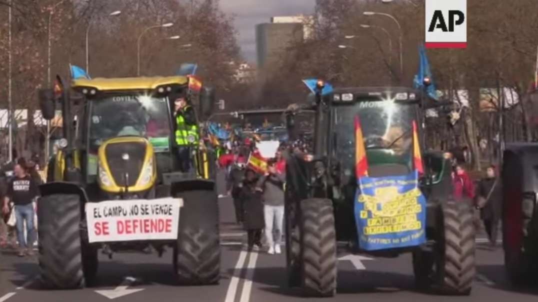 Spain farmers protest to highlight rural concerns.mp4