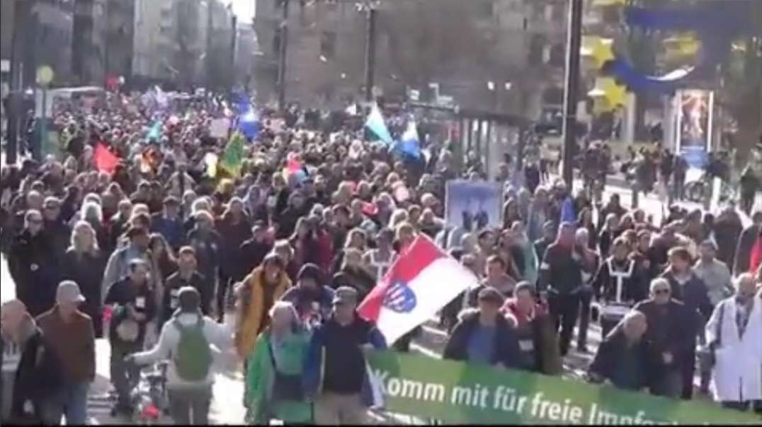 A huge demonstration in Frankfurt this weekend against COVID law and authoritarianism(360P).mp4
