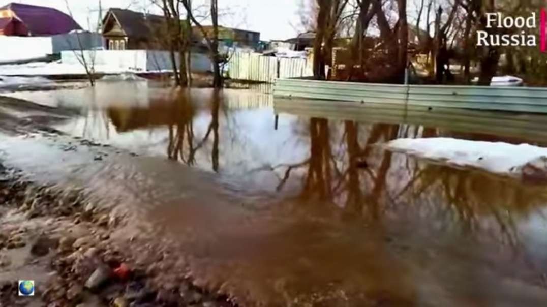 Water floods houses, destroys bridges - Flood season in Russia is in full swing.mp4