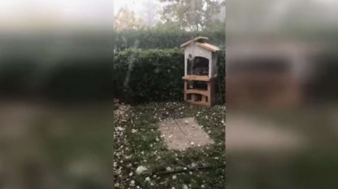 Wild hail fell on Italy! People said goodbye to their cars!.mp4