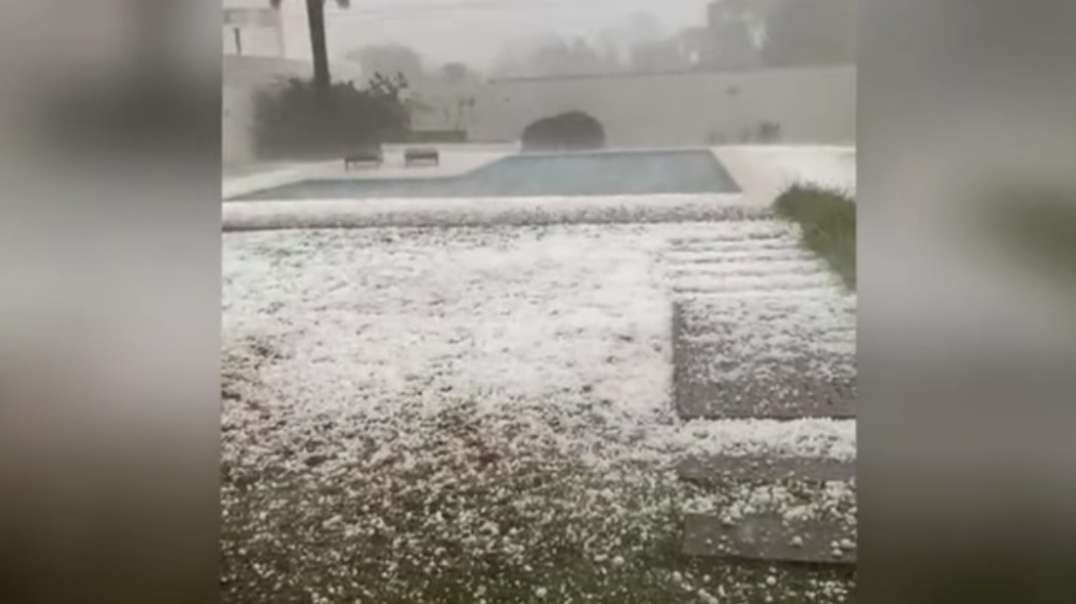 People are running away! Houses are hit by a huge hail in Rio Segundo, Argentina.mp4