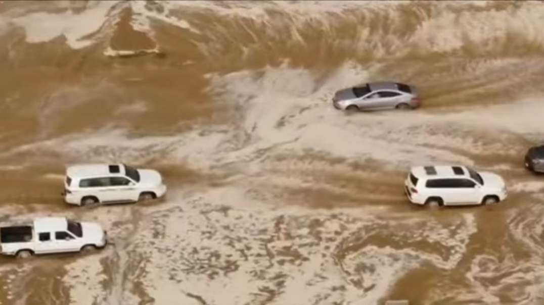 The incredible moment a river is breaking through the Saudi desert after crazy s.mp4
