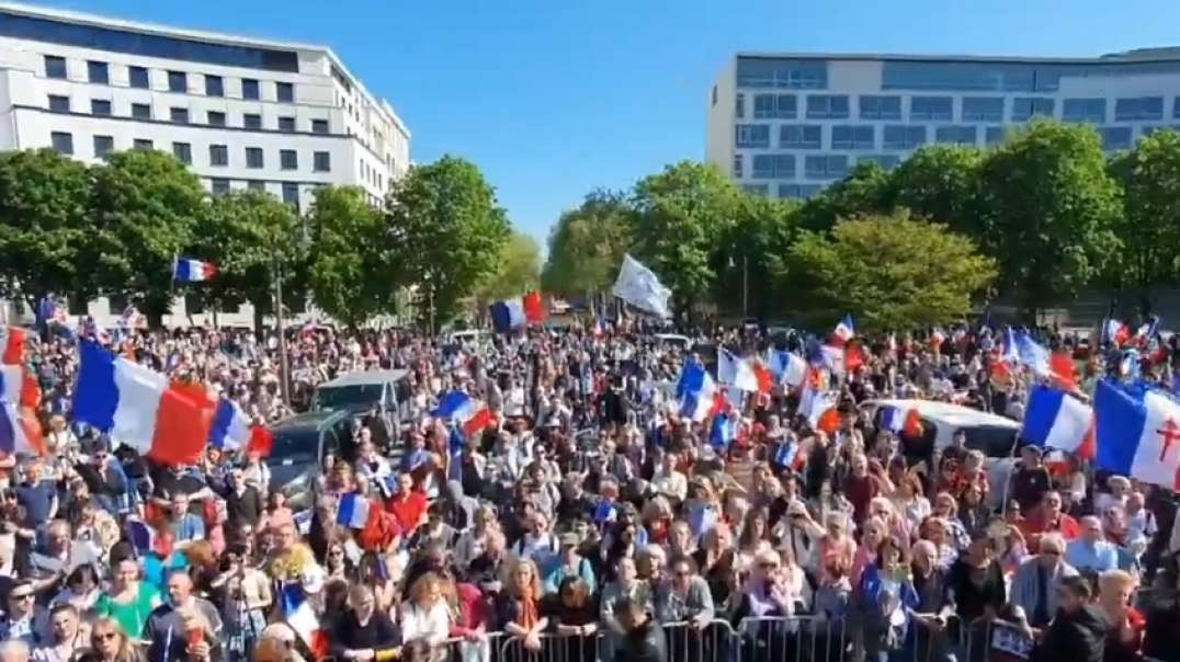 Chants of "Macron never again" in Paris, mainstream media won't show you  (1).MP4