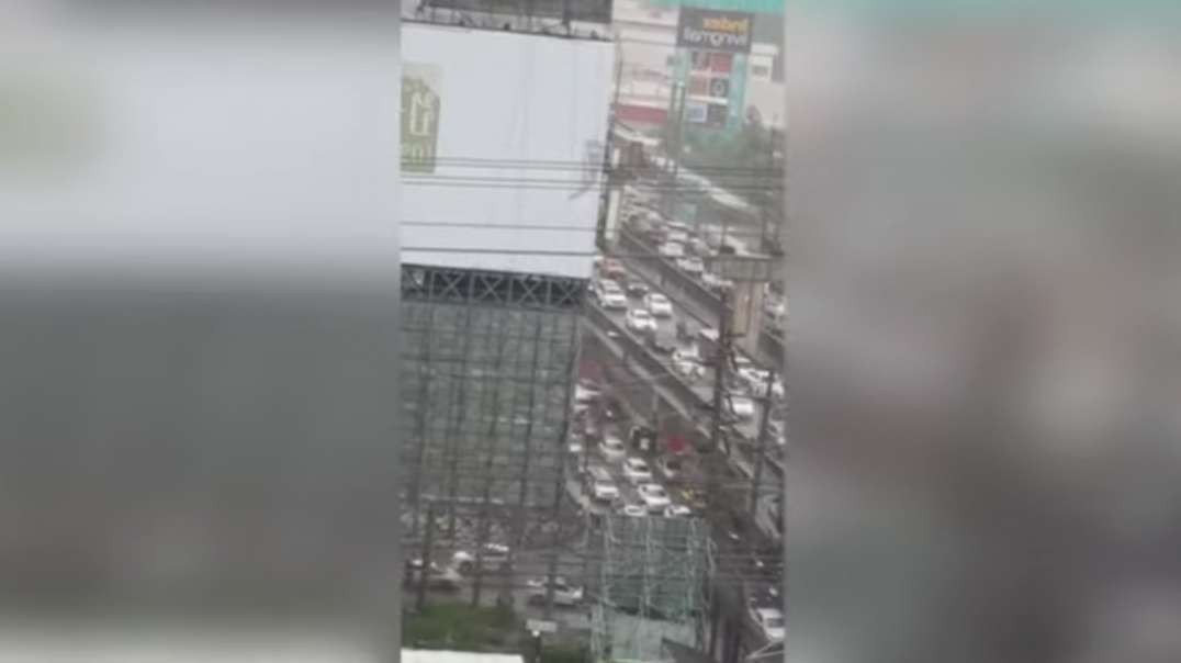Tourists in shock traffic stopped! The roads of Bangkok turned into rivers after.mp4