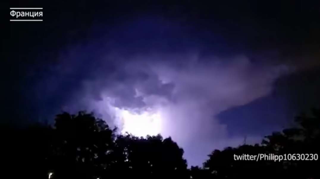 A powerful storm-fool flew over Europe. In France and Britain, storms and thunderstorms. By L.mp4