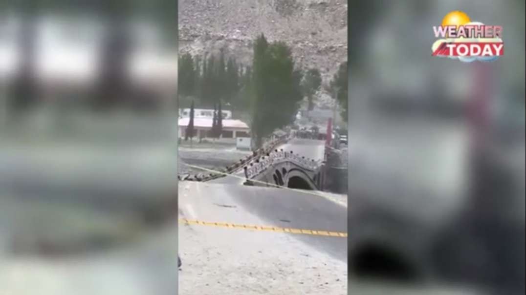 Terrifying moment enormous bridge is destroyed amid raging floodwaters in Pakistan.mp4