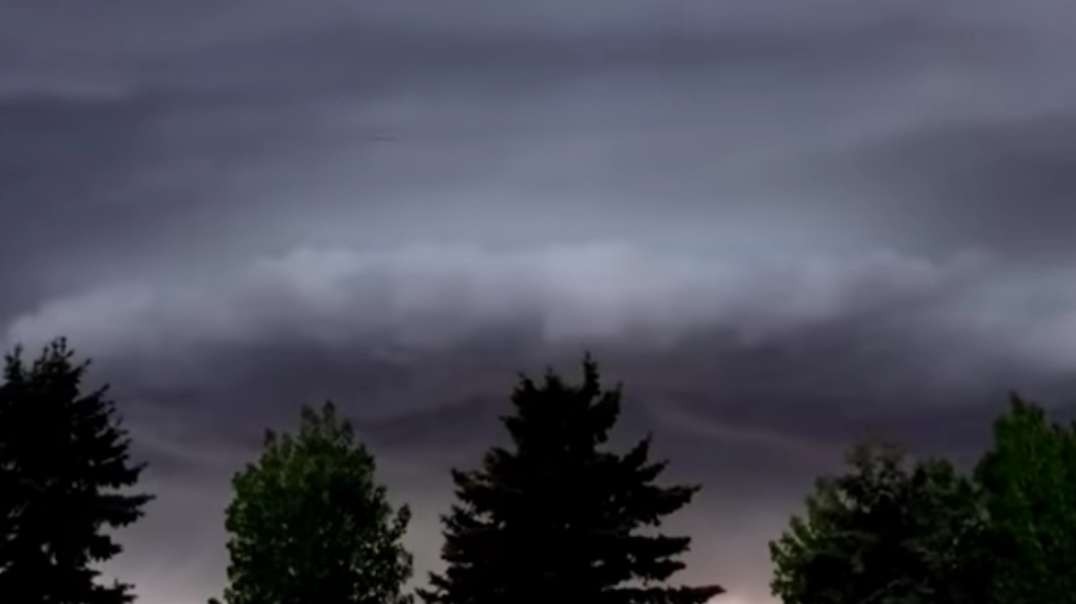 غيوم الرف المخيفة مع برق تظهر بشكل غريب في سماء كنتاكي ، الولايات المتحدة_HD.mp4