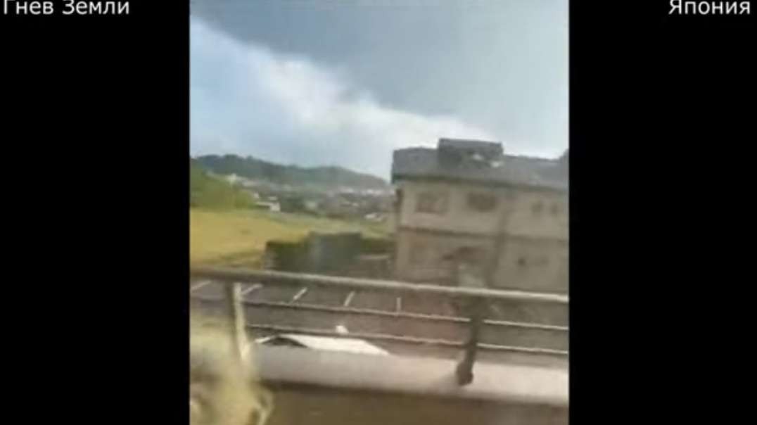Смерч в в Японии поднял машину в воздух и разрушил крышу _ Наводнение, шторм и г_low.mp4
