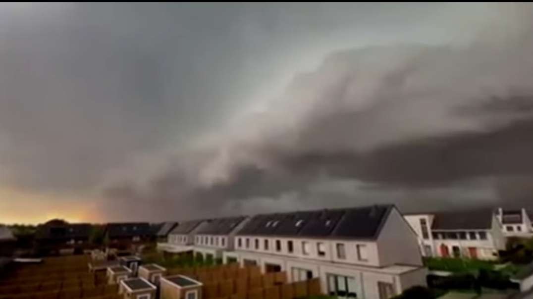 indescribable ! Huge supercell clouds with a dust storm hitting the Netherlands