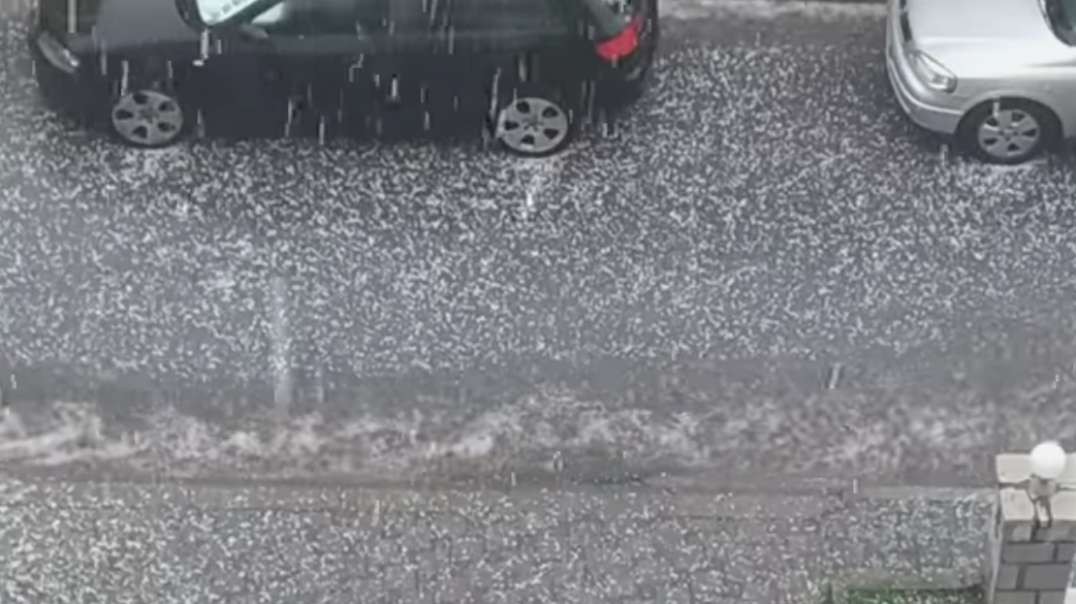 The sky attacks Greece ! ️ Terrible hail storm hits Kavala.mp4