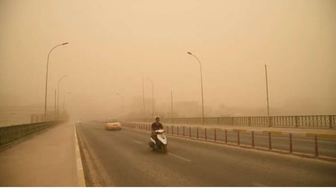 Dust envelops Baghdad as sandstorm sweeps the city _ AFP_low.mp4