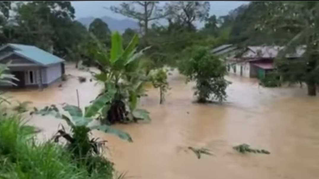 Evacuation! Heavy flood affected houses and roads in Pahang, Malaysia.mp4
