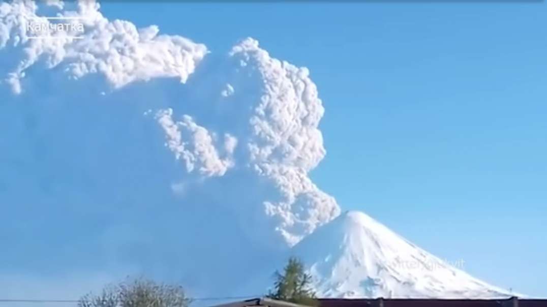 Взрыв вулкана на Камчатке. Мощное извержение вулкана Безымянный- столб пепла на _HD.mp4