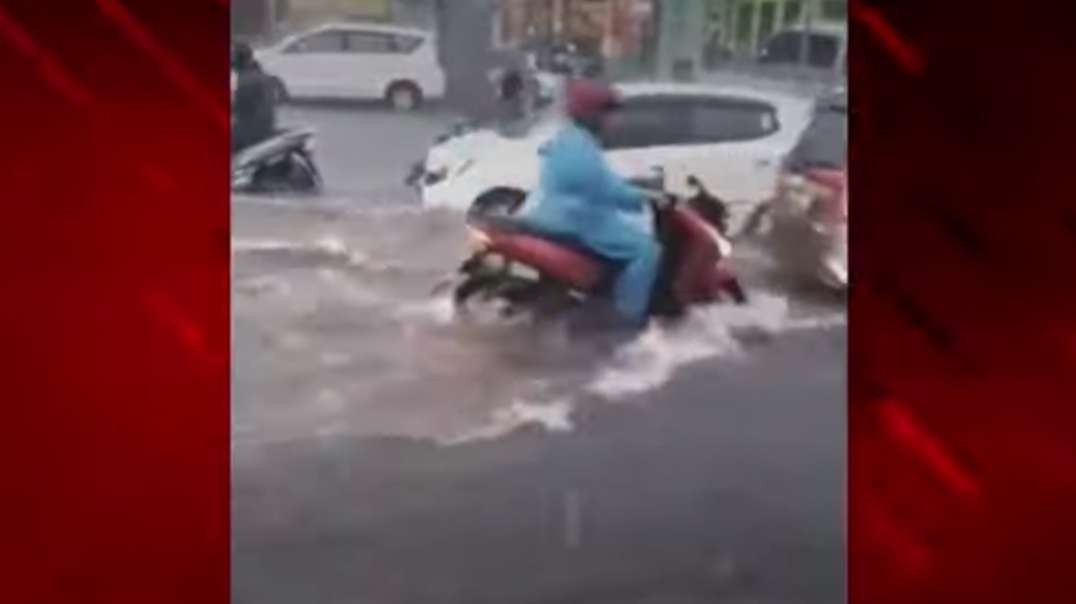 Jakarta Floods Today, Some Areas Are Submerged!! North Jakarta Flood Terkin.mp4
