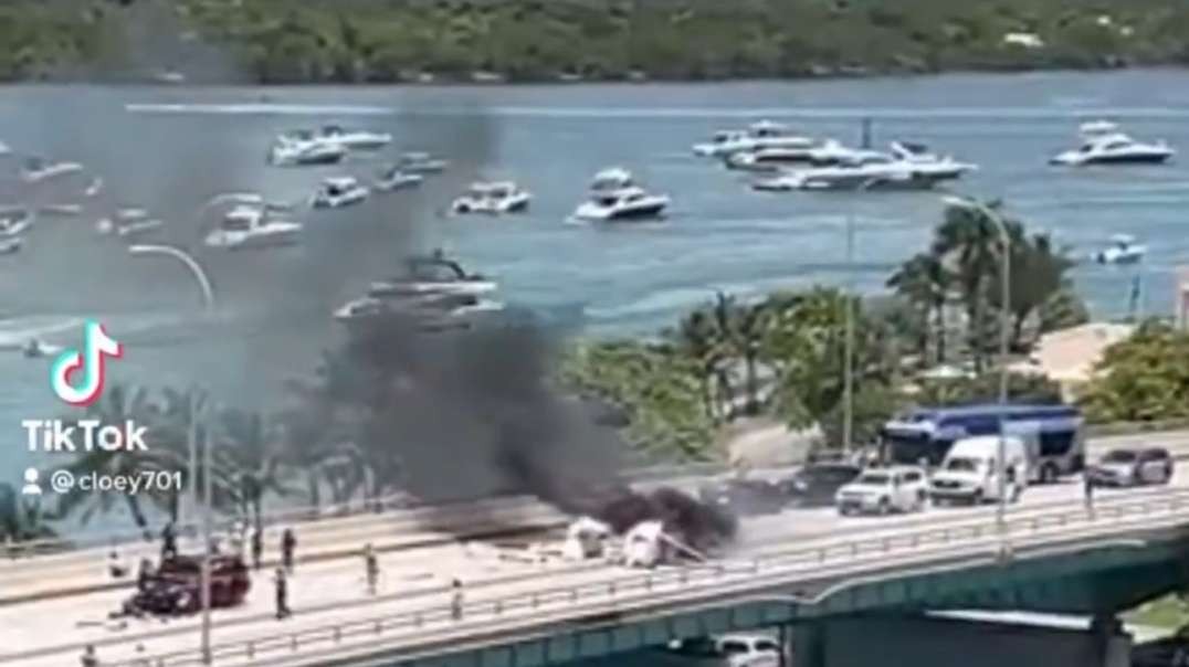Plane crashes onto bridge in Miami.MOV
