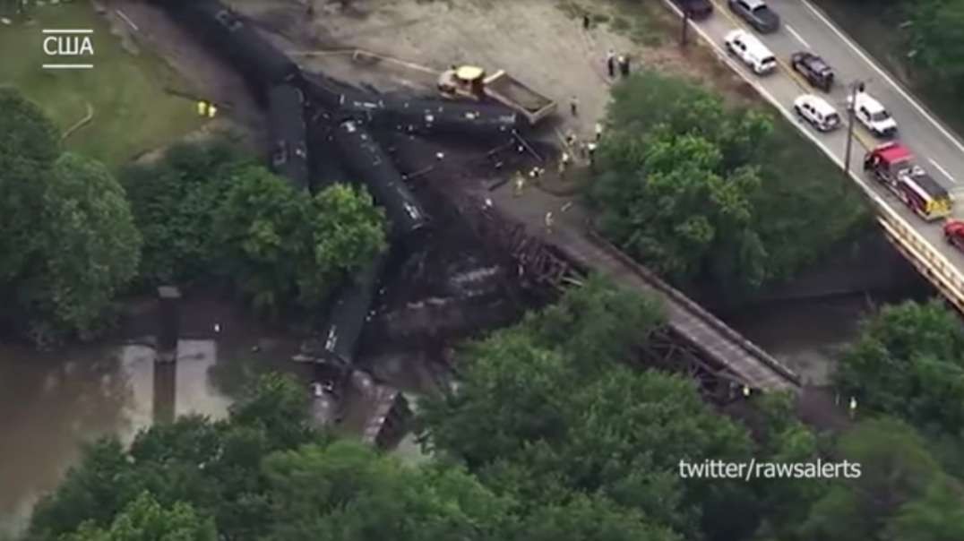 Катастрофа в Америке. В США поезд с нефтью сошел с рельсов- рухнул в реку в Пенс_low.mp4