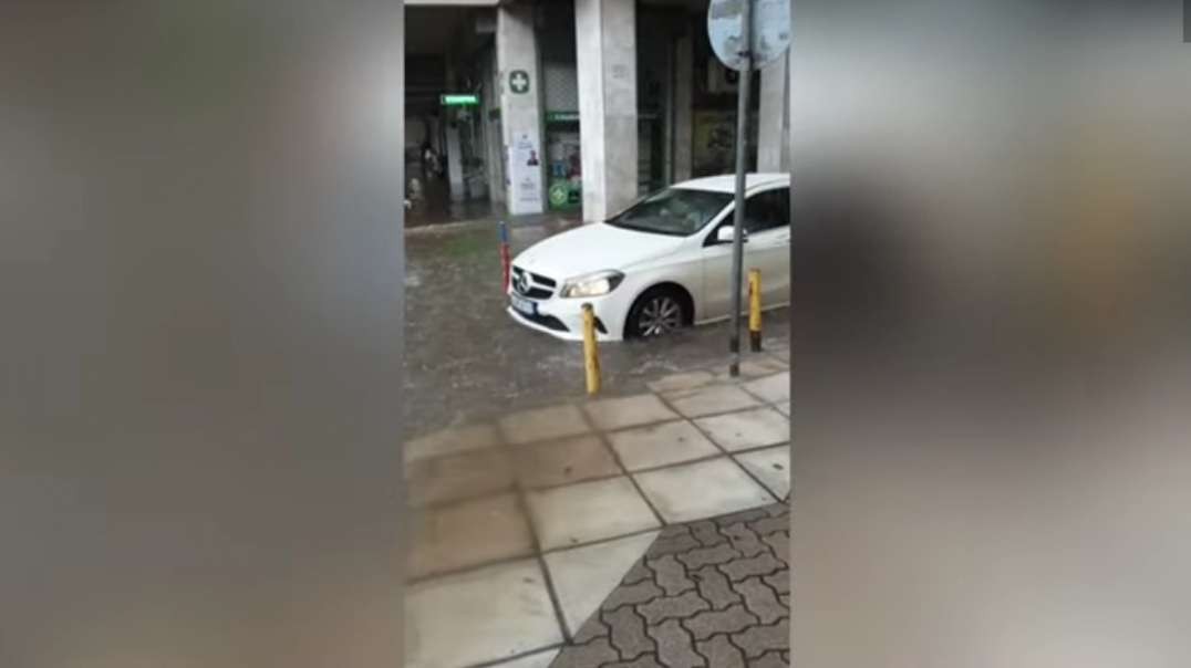 Greece is closed! Storm in Athens and flooding in Thessaloniki.mp4