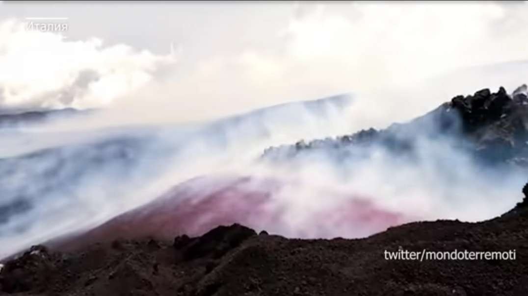 Лава бьет фонтаном в Италии. Новое взрывное извержение вулкана Этна- лава течет .mp4