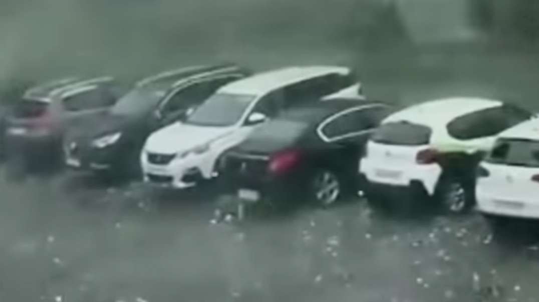 In France, a hailstorm storm smashes cars in the city of Lyon and Agen.mp4