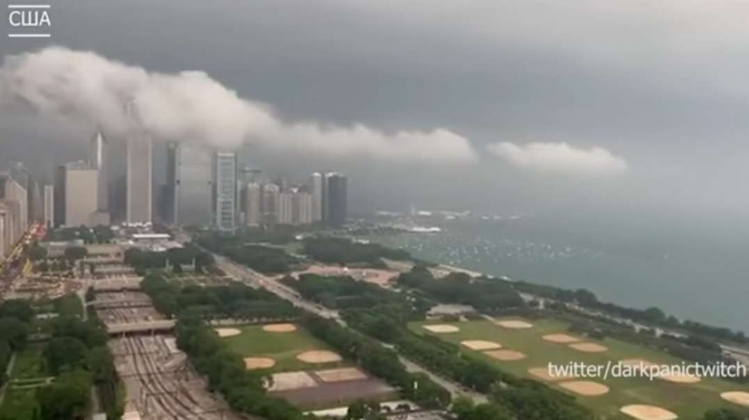 Sirens howled in the U.S. Tornadic supercell in Chicago - the storm is visible even from co.mp4