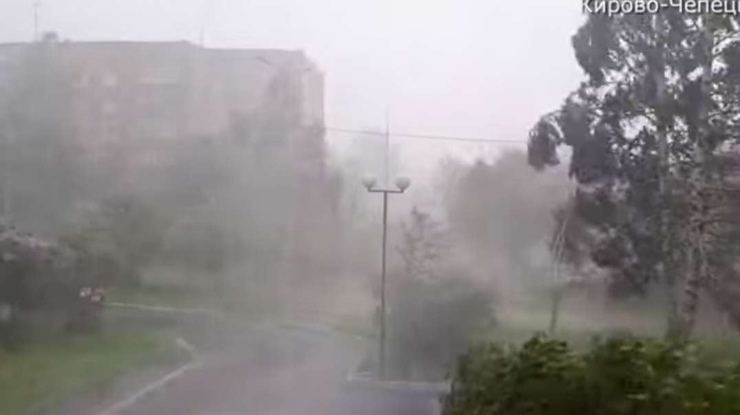A hurricane in Kirovo-Chepetsk broke shields and tore out trees, Russia June 27, 2022.mp4