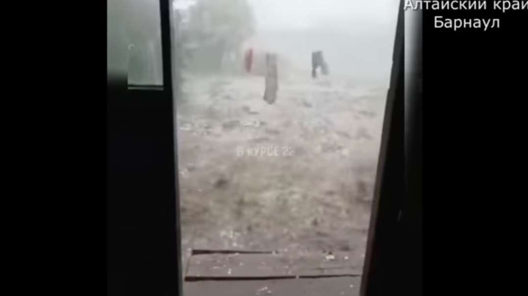 A terrible hail in Altai and a tornado in the suburbs of Barnaul on June 27.mp4