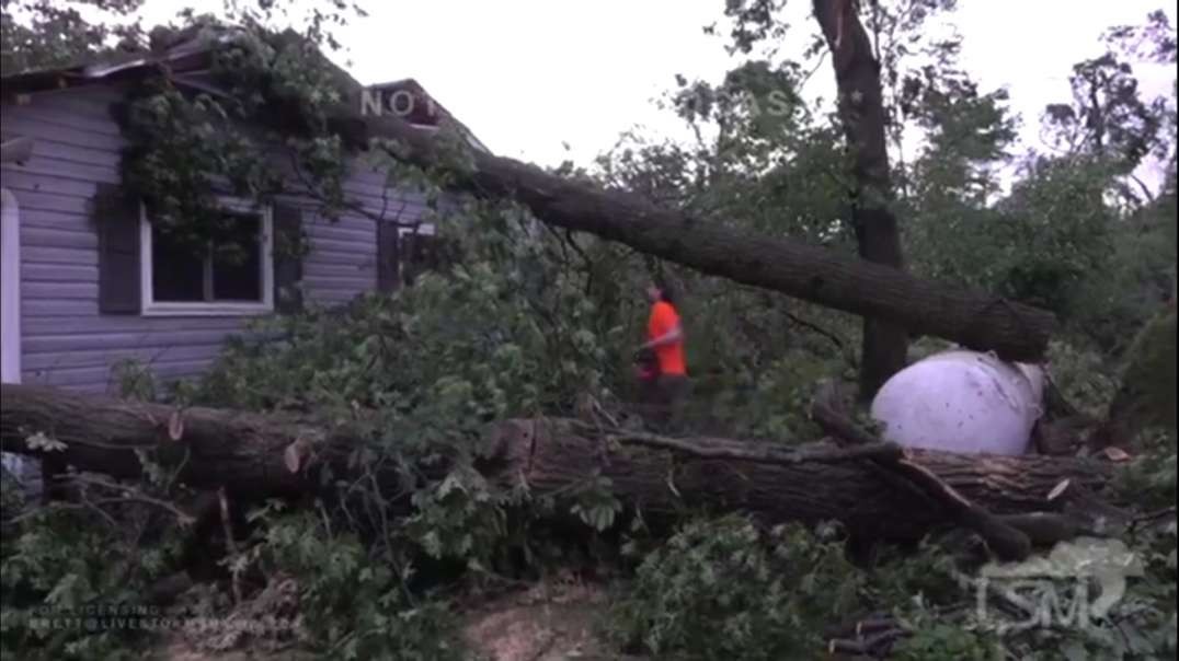 severe thunderstorms leave three people missing, nearly 500 000 customers without power across midwest, u.s..mp4