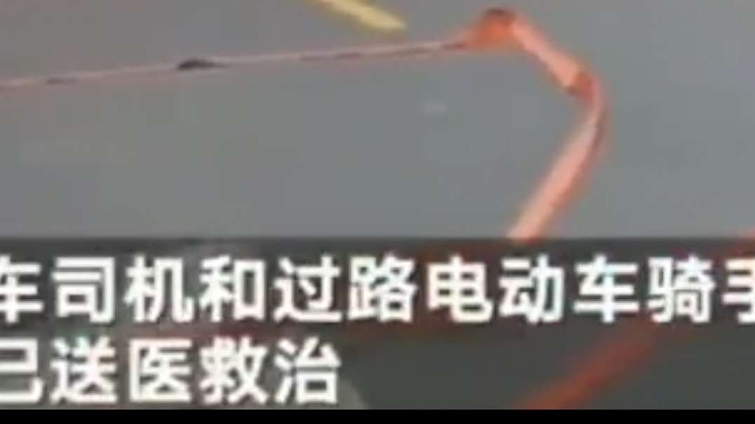 A car parked on the side of a road in Guangdong Province, China, suddenly caught fire for unknown reasons, and a huge fireball engulfed the street..mp4