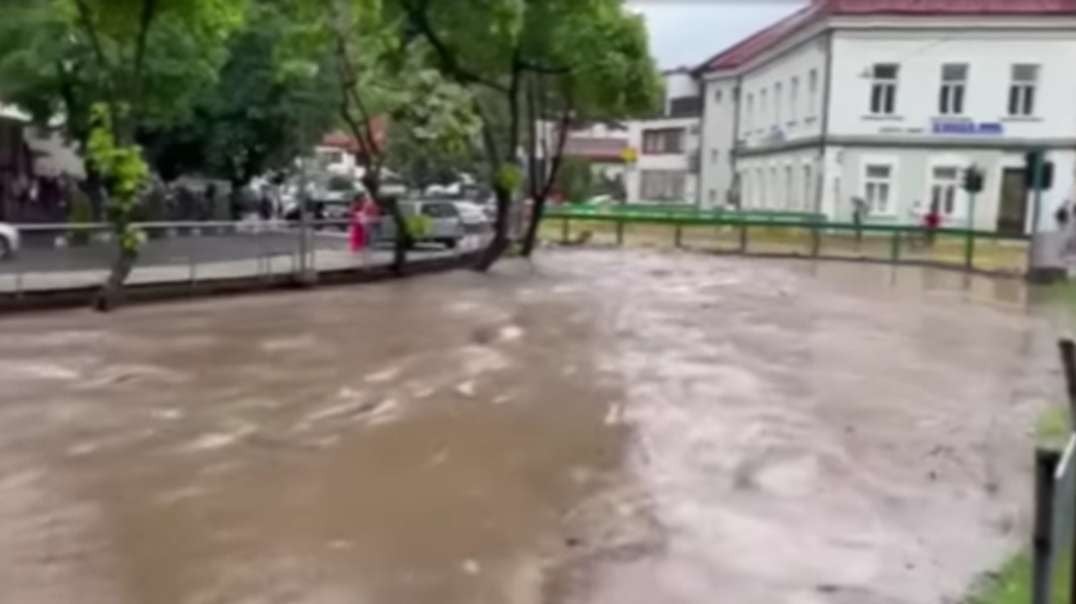 Rivers burst their banks and flooded hundreds of homes in Tesanj, Bosnia and Her.mp4